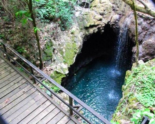 O buraco de acesso à Cachoeira Buraco do Macado. O túnel tem 5 metros e você vai nadando até a cachoeira (Foto: Paulo Yuji Takarada)