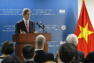 John Kerry faz primeira visita oficial ao Vietnã, um país onde combateu