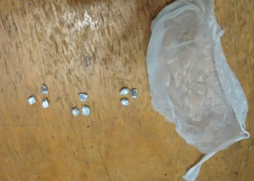 Nove esferas de crack foram encontradas no bolso do menor / Foto: Assessoria