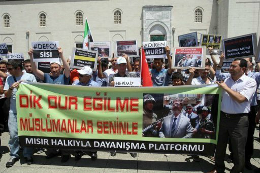 Manifestantes favoráveis ao presidente egípcio deposto, Mohamed Mursi, protestam em frente à mesquita de Kocatepe, em Ancara, na Turquia (AFP, Adem Altan)
