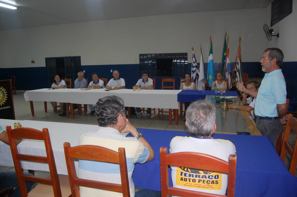 O professor Humberto palestrando no Rotary.