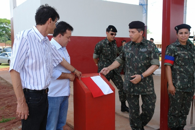 Exército de Amambai inaugura quadra poliesportiva O Cel. Carlos Rogério Martins, o deputado federal Vander Loubet e o prefeito Dirceu Lanzarini.