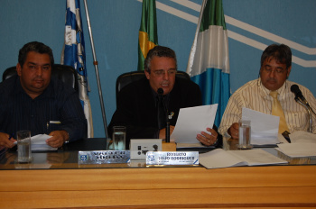 Resumo da sessão da Câmara de Vereadores do dia 6 de dezembro E/D - Mesa diretora do legislativo de Amambai composta pelos vereadores Valter Brito (1º secretário); Roberto Protético (presidente) e pelo vereador Daniel Riquelme (vice-presidente).