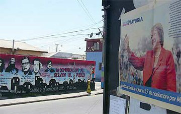 Cartaz de Bachelet em bairro da periferia de Santiago