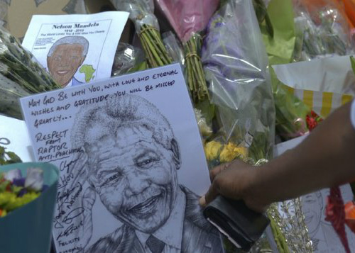 Apenas 450 pessoas participaram da última parte do funeral na região onde o líder sul-africano passou a infância