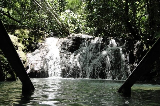 Cachoeira Poço da Lontra, o lugar é permitido tomar banho com a ressalva de que o colete salva vida é indispensável (Foto: Paulo Yuji Takarada)