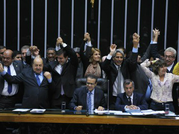 Parlamentares comemoram aprovação do Marco Civil