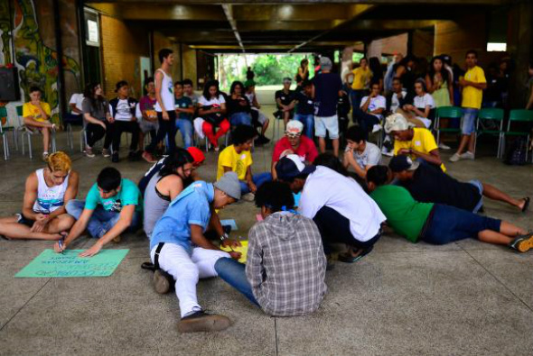 Longe de partidos, ação de estudantes marca novo modo de fazer política São Paulo - Alunos se reúnem na Escola Estadual Caetano de Campos e discutem desocupação das escolasFoto: Rovena Rosa/Arquivo Agência Brasil