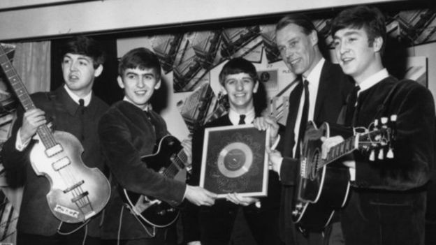 Martin em foto com os Beatles em 1963