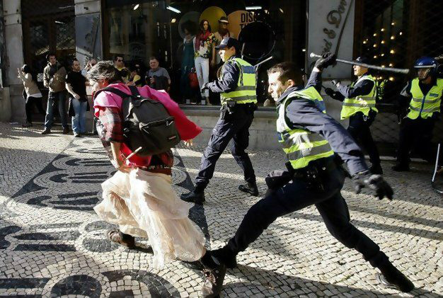 Grécia pode adotar medidas de austeridade para conter efeitos da crise mundo
