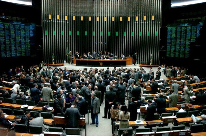 Comissão aprova PEC que impede criação de encargos para estados e municípios Comissão aprova PEC que impede criação de encargos para estados e municípios