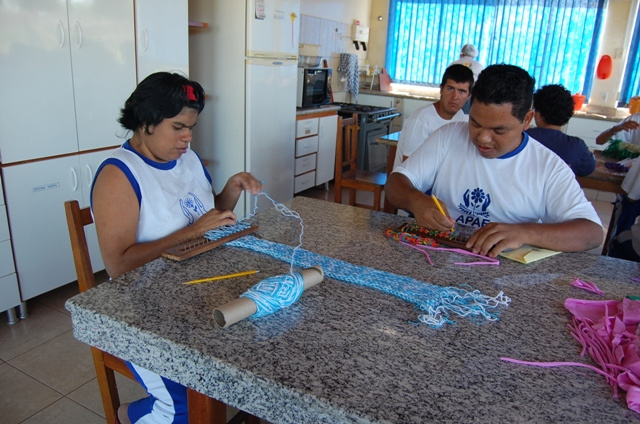 Apae de Amambai promove semana da pessoa com deficiência intelectual Os alunos produzindo peças em teares. Foto: Moreira Produções.
