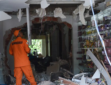 Explosão de gás deixa desabrigados em Brasília O Bloco C da Quadra 409 foi interditado pela Defesa Civil, devido ao risco de desabamento, e os moradores de 74 quitinetes, que tiveram que deixar seus apartamentos com a roupa do corpo e não puderam retornar sequer para pegar documentos ou as chaves do carro