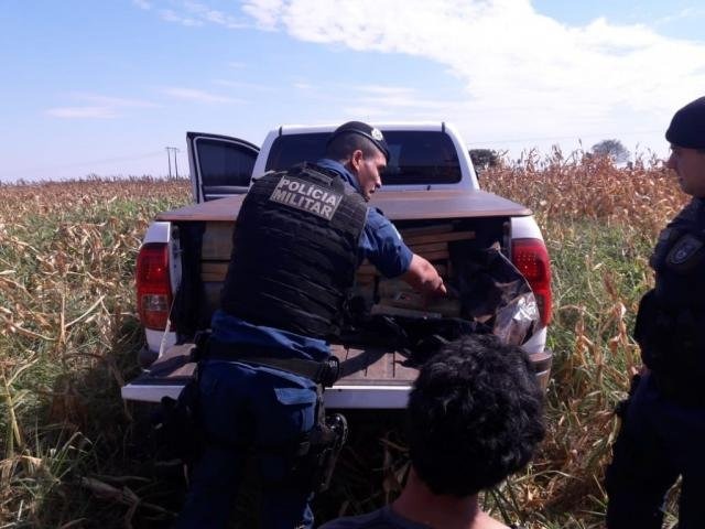 Caminhonete com maconha parou em milharal e traficante foi preso /Foto: Divulgação