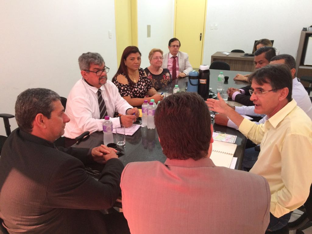 Coordenador regional do Governo do Estado mantém reuniões em Naviraí Coordenador regional do Governo, Dirceu Lanzarini, em reunião com vereadores de Naviraí / Foto: Divulgação
