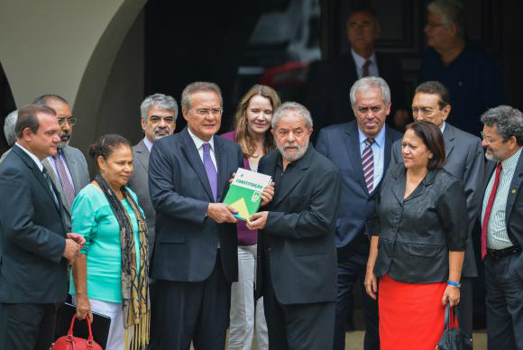 Renan afirma que Lula não vai integrar ministério de Dilma O ex-presidente Luiz Inácio Lula da Silva durante encontro na residência oficial do presidente do Senado, Renan Calheiros (PMDB-AL), com a presença de senadores de vários partidos da base aliada do governoJosé Cruz/Agência Brasil