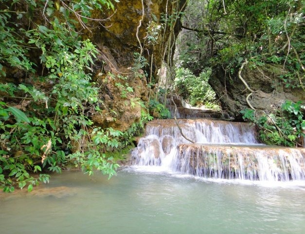 A Cachoeira Garganta da Arara tem 3 metros de altura, uma formação calcária em forma de bico de arara deu origem ao nome (Foto: Valter Alessandro Agostini)
