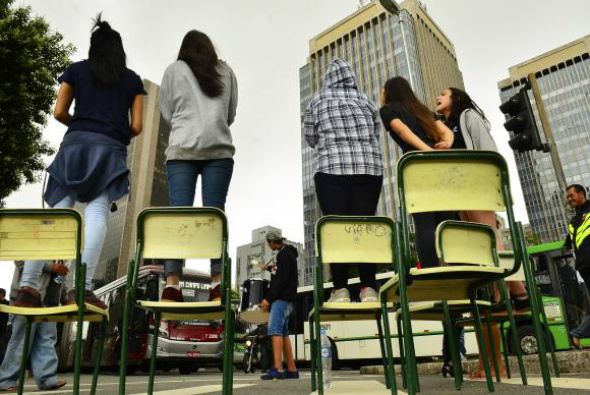 Longe de partidos, ação de estudantes marca novo modo de fazer política Estudantes bloqueiam, com cadeiras e cartazes, um dos sentidos da Avenida Brigadeiro Faria Lima, em protesto contra a reorganização escolar no estado de São PauloFoto: Rovena Rosa/Arquivo Agência Brasil