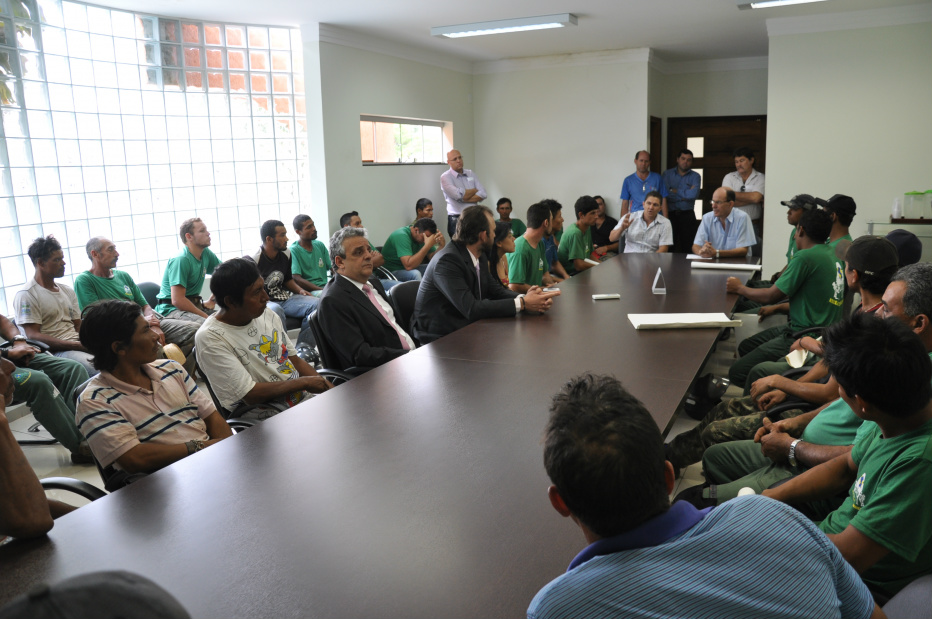 Amambai terá cooperativa de reciclagem de lixo Reunião para formar a comissão de formação da cooperativa aconteceu na sede da Associação de Moradores da Vila Nossa Senhora Aparecida / Foto: Decom