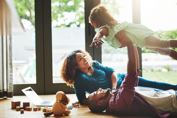 Brincar com filhos é obrigatório? Veja dicas para que todos se divirtam (PeopleImages/Getty Images)