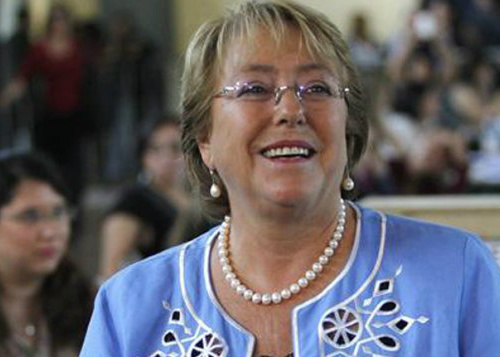 A socialista, que também foi a primeira mulher a governar o país (entre 2006 e 2010), agora volta à presidência do Chile