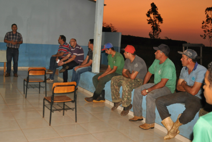 Amambai terá cooperativa de reciclagem de lixo Funcionários da Excelência Ambiental reuniram-se com o Prefeito Sergio Barbosa e secretários nessa segunda-feira, quando foi oficializada a proposta de apoio à criação da cooperativa / Foto: Decom