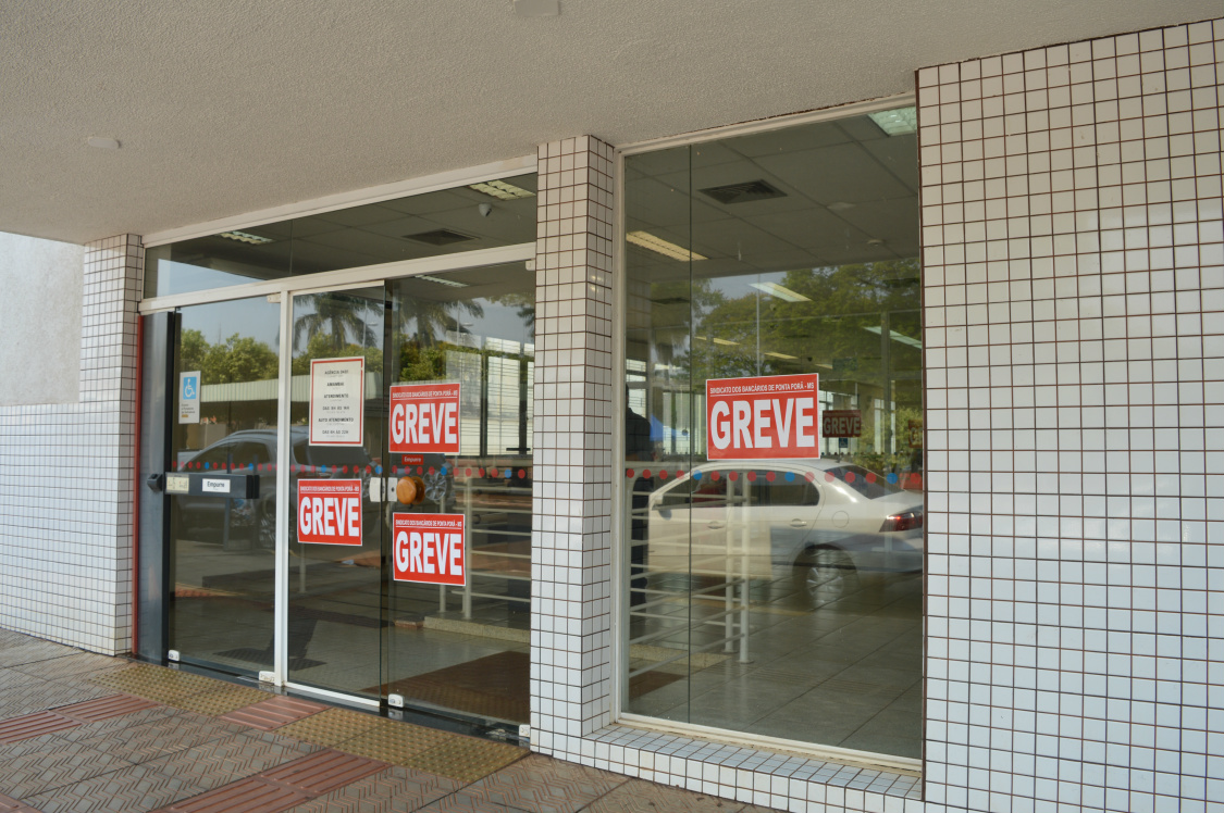 Greve dos bancários atinge clientes em Amambai Fachada do banco HSBC em Amambai / Foto: Moreira Produções