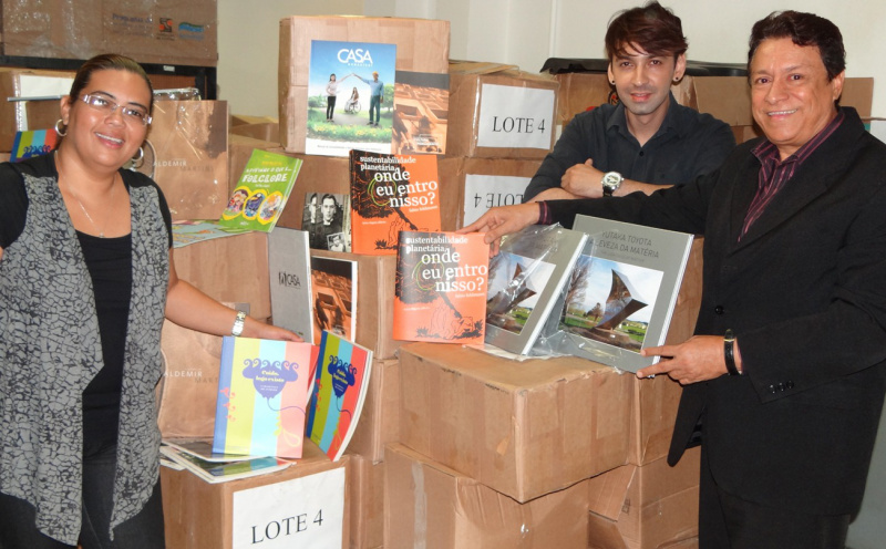 Fundação de Cultura recebe 5 mil novos livros para distribuição Juciene Rocha Arruda, Fábio Mota Queiróz e Américo Calheiros, gestores do Sistema Estadual de Bibliotecas Públicas de Mato Grosso do Sul. Foto: Edilson Aspet