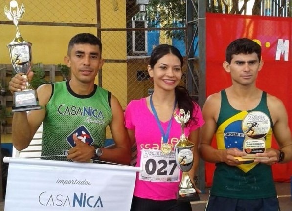 Atleta de Amambai vence corrida no Paraguai Atleta Cleberson Escobar, 1º colocado no Paraguai (e) com a atleta Janine, de Iguatemi, vencedora no feminino e Cláudio Alonso, 3º colocado na prova.