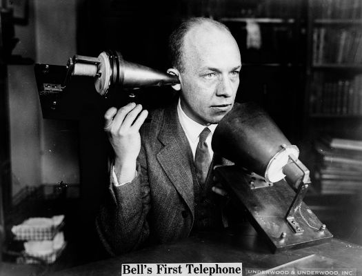 Acima, homem usando o primeiro protótipo de telefone criado por Graham Bell 