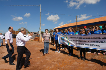 Governador André Puccinelli realiza ação de governo em Amambai Governador sendo recepcionado por alunos da EE Dom Aquino Corrêa / Foto: Moreira Produções