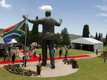 Uma estátua gigante de Nelson Mandela em bronze foi inaugurada em frente à sede do governo em Pretória, na África do Sul.REUTERS/Thomas Mukoya