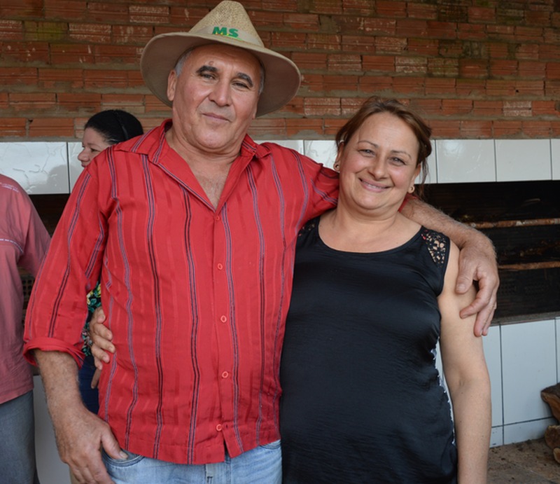Sindicato dos Trabalhadores Rurais realizou almoço em Amambai Genésio Barbosa ao lado da esposa. Ele preside o STR há cerca de 17 anos / Foto: Moreira Produções