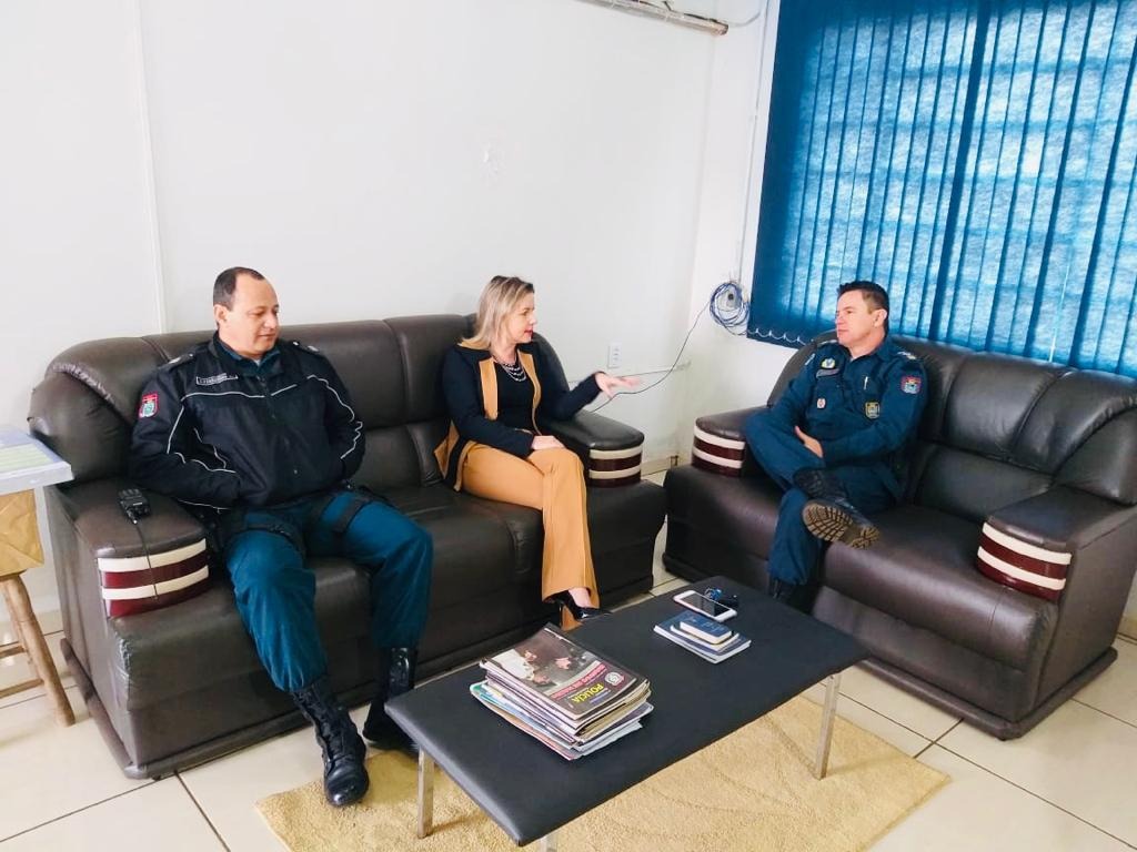 Vereadora pede intensificação de patrulhamento policial em vilas de Amambai Janete conversou com o comandante da PM em Amambai / Foto: Assessoria