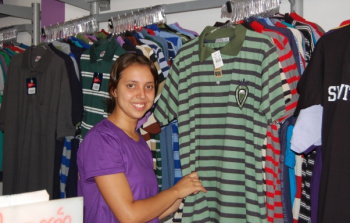 Mayra Martins Batista, 18 anos, conseguiu seu primeiro emprego como funcionária temporária.