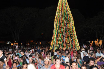 A programação começou no sábado, 4, com a abertura oficial do Natal de Luz de Amambai.