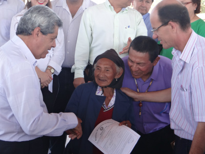Governador André Puccinelli realiza ação de governo em Amambai Tímida, mas sorridente, a indígena da etnia Caiuá, de 101 anos, ganhou sua primeira documentação civil.