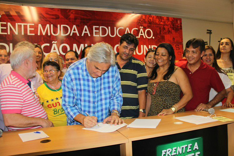 Candidato ao governo de Mato Grosso do Sul, Delcídio do Amaral(PT), assinaCarta Compromisso com a Educação Pública sul-mato-grossense.