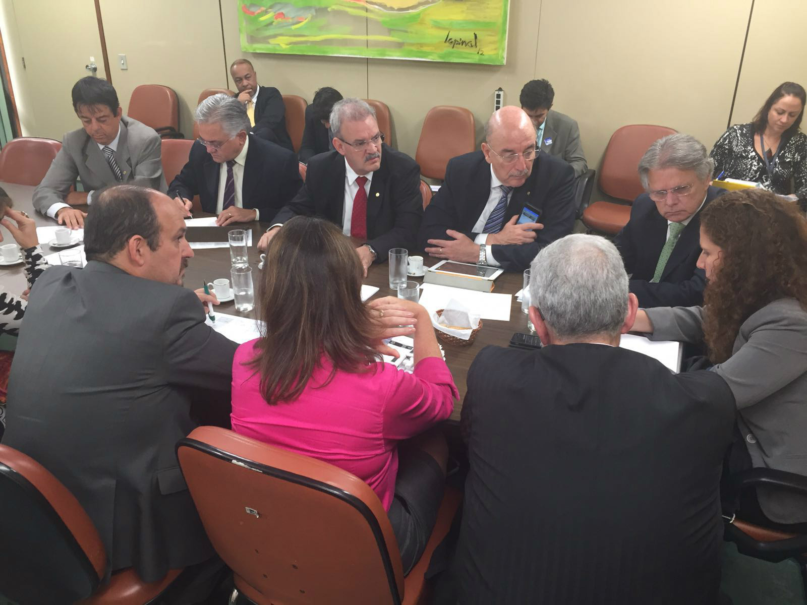 Geraldo Resende articula, com parlamentares e técnicos, votação da PEC da Saúde Geraldo Resende e outros parlamentares buscam acordo para votação da PEC 001/15, chamada de “PEC da Saúde” / Foto: Divulgação