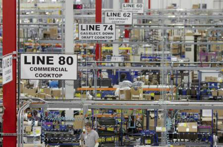 Funcionários montam eletrodomésticos na fábrica da Whirlpool em Cleveland, Tennessee