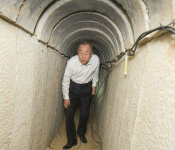 Ban em visita a túnel subterrâneo em Israel. Foto: ONU/Eskinder Debebe