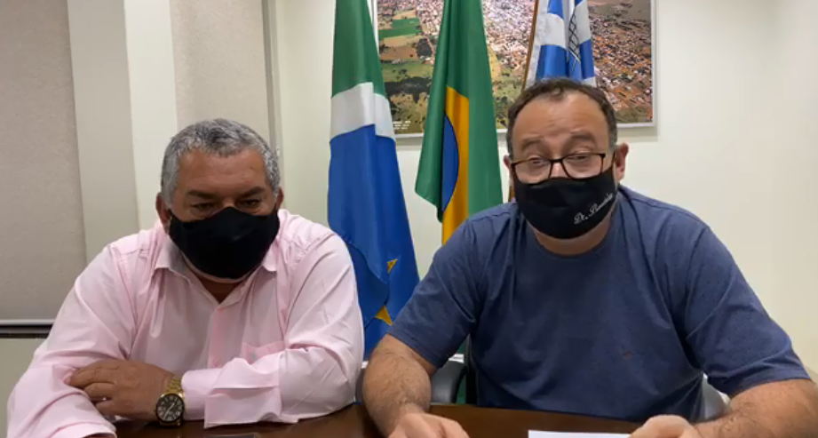 Prefeito de Amambai, Dr. Bandeira e vice-prefeito, Valter Brito, durante a transmissão ao vivo deste domingo (2) / Foto: Reprodução