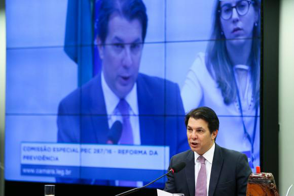 Relatório da reforma da Previdência deve ser votado na comissão especial dia 2 O deputado Arthur Maia faz a leitura do seu relatório na comissão especial que analisa a proposta da reforma da PrevidênciaFoto: Divulgação