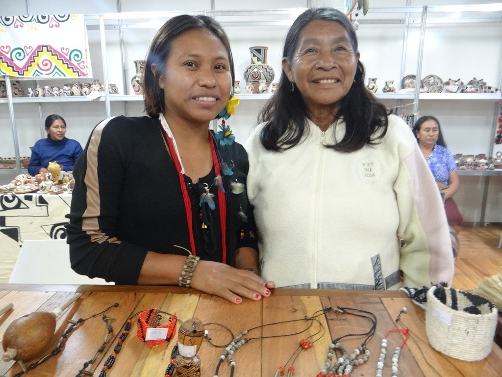 As artesãs Lúcia e Lucila. Foto: Moreira Produções