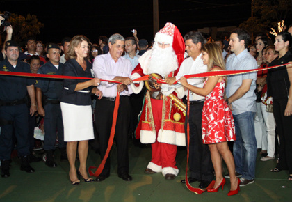 Governador e prefeito inauguram Cidade do Natal, nos altos da Afonso Pena Governador e prefeito inauguram Cidade do Natal, nos altos da Afonso Pena