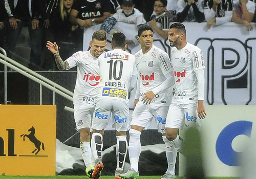 Santos faz valer DNA, elimina o rival Corinthians e avança na Copa do Brasil Gabriel comemora com Lucas Lima, Renato e Thiago Maia na Arena Corinthians (Foto: Marcos Ribolli)