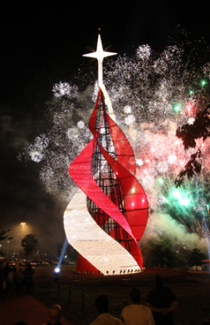 Governador e prefeito inauguram Cidade do Natal, nos altos da Afonso Pena Governador e prefeito inauguram Cidade do Natal, nos altos da Afonso Pena