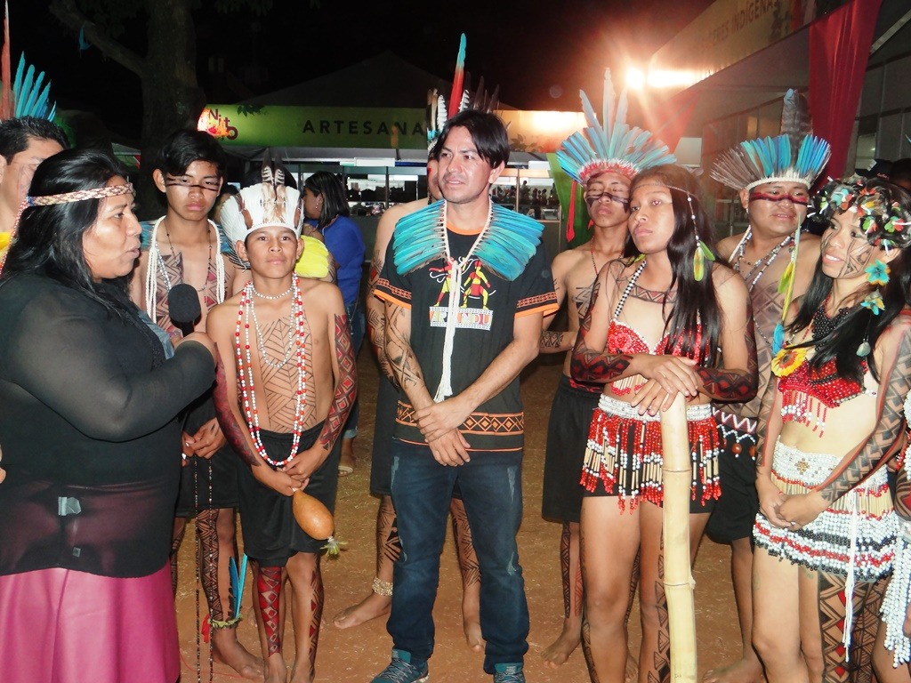 E/D:  Silvana Dias de Souza de Albuquerque, da Subsecretaria de Políticas Públicas para a População Indígena, o professor e coordenador do Grupo de Dança Arandu, Ismael Morel, e alguns jovens integrantes da iniciativa.Foto: Moreira Produçoes