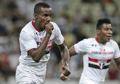 São Paulo ignora crise, vence o Ceará e avança às quartas da Copa do Brasil Thiago Mendes vibra com o segundo gol do São Paulo contra o Ceará (Foto: Jarbas Oliveira/Estadão Conteúdo)
