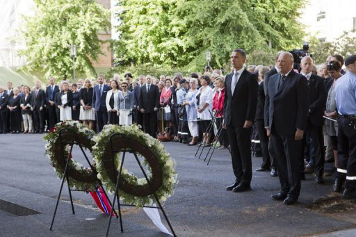 O rei norueguês Harald (D) e o primeiro-ministro Stoltenberg (2º D) participam de uma cerimônia em Oslo neste domingo (AFP, Roald, Berit)